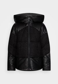 Giubbotto piumino nero con parte superiore in pelle lucida trapuntata, sezione centrale in maglia nera testurizzata e grande cappuccio con zip frontale.