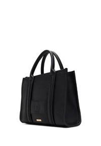 Svart läderhandväska med strukturerad design, dubbla handtag, präglad logodetalj och subtil textur. Rektangulär form med platt botten.