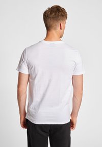 Hvid bomulds t-shirt med korte ærmer og rund hals, der viser et enkelt design uden synlig branding eller mønstre. Enkelt bagside.