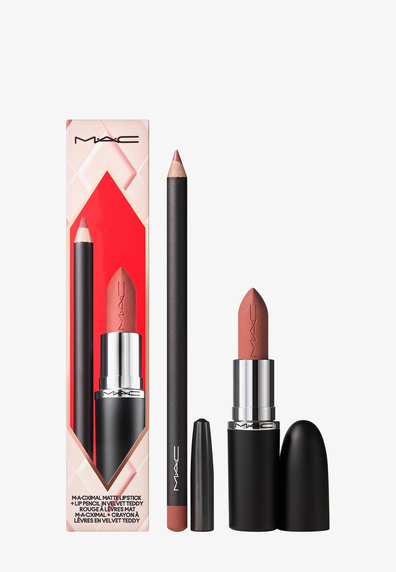 MAC lip pencil en matte lipstick set in Velvet Teddy. Zwarte potlood met een spitse punt, roze-bruin romige lipstick in zwarte tube, rode verpakking.