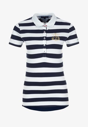 Granatowo-biała polo w poziome paski z krótkimi rękawami, białym kołnierzykiem, listwą na guziki i złotym haftem kotwicy z napisem „1985” na piersi.