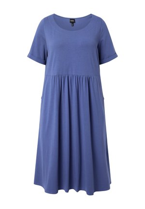 Vestido azul de manga corta, hasta la rodilla, con escote redondo y detalle fruncido en la cintura, hecho de una tela suave y ligera.