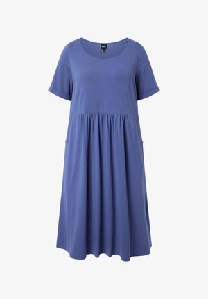Modré šaty s krátkými rukávy po kolena, kulatým výstřihem a stahovacími detaily v pase, vyrobené z měkké, lehké látky.