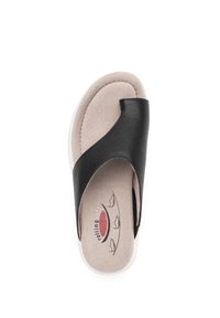 Sandalia deslizante de cuero negro con parte superior texturizada, diseño de punta abierta y plantilla suave beige. Cuenta con una suela blanca con un branding mínimo.