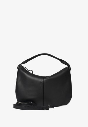 Sac à épaule en cuir noir avec un design courbé. Dispose d'une poignée supérieure, d'une bandoulière amovible et d'un détail de couture subtil.