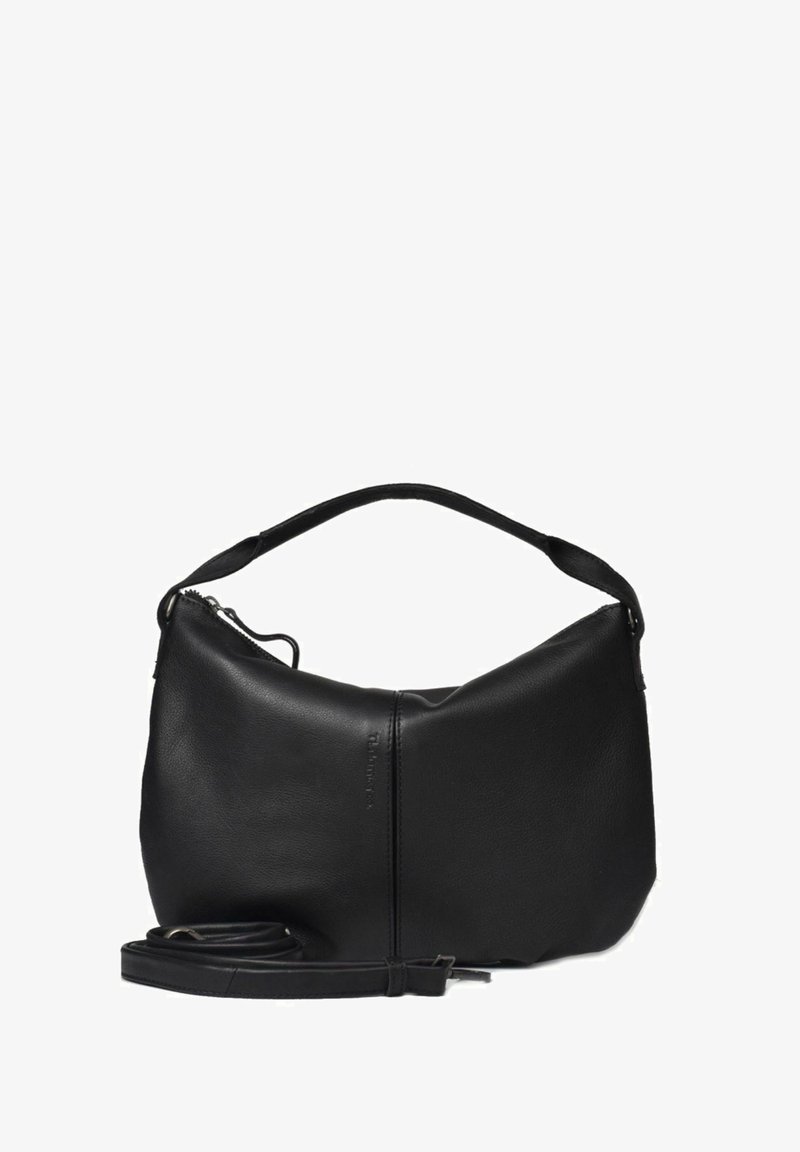 Zwarte leren schoudertas met een gebogen design. Beschikt over een handvat aan de bovenkant, een afneembare schouderriem en subtiele stiksels.