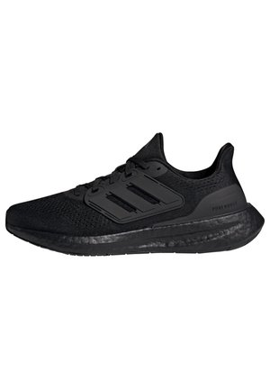Chaussure de course légère noire avec empeigne en mesh, trois bandes latérales, semelle rembourrée et fermeture à lacets.