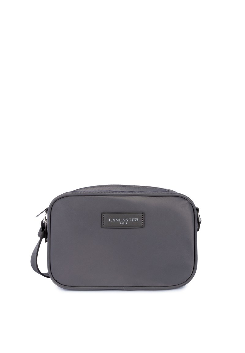 Borsa in pelle grigia di forma rettangolare, con chiusura a zip, tracolla removibile e un'etichetta logo argentata sul davanti.