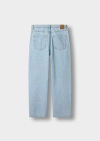 Lyseblå denimjeans vist fra baksiden, med to baklommer, beltehemper og et brunt lærmerke på midjen.