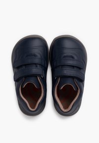 Scarpe di pelle blu navy con una trama liscia, dotate di due cinturini in velcro e un design a punta arrotondata, interne con accenti arancioni.
