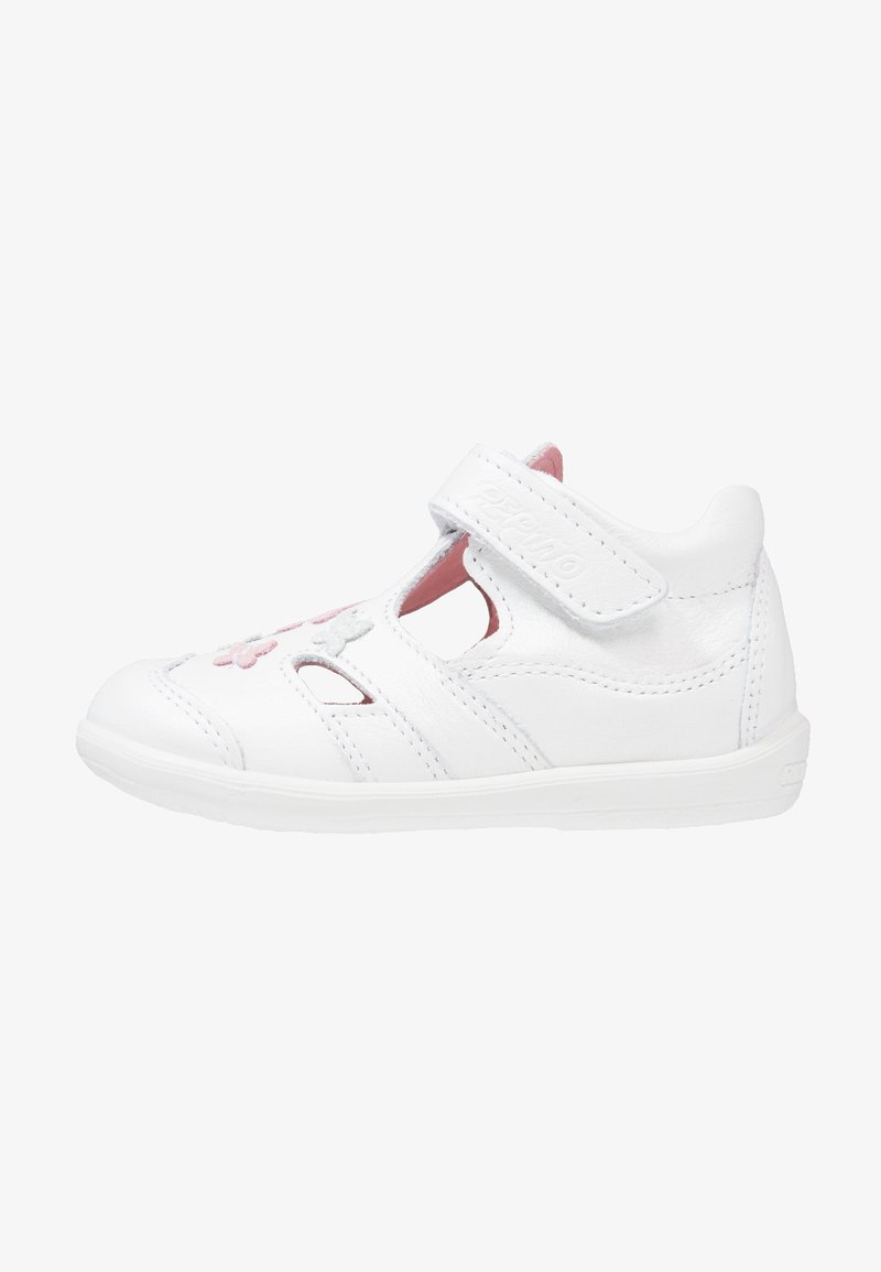 Sandale blanche pour tout-petit avec sangle en velcro, broderie florale rose et blanche, et détails découpés sur le côté et le bout du pied.