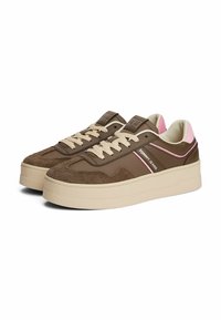 Baskets marron avec une texture lisse et en daim, semelle de couleur crème, accents roses et lacets beiges. Présente un logo sur le côté.