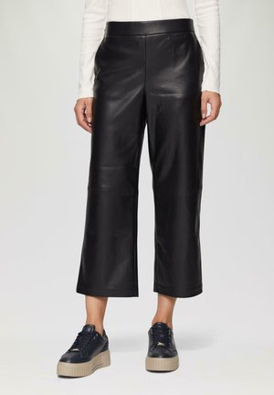 - Spodnie materiałowe