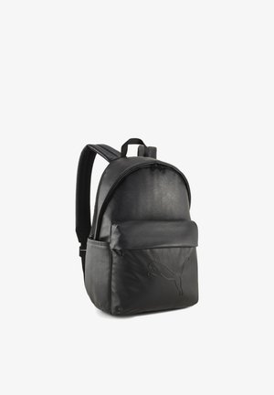 Schwarzer Rucksack aus Kunstleder mit abgerundeter Form, einer Fronttasche mit Reißverschluss und einem geprägten Logo. Verstellbare, gepolsterte Träger.