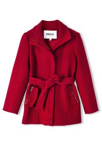 Abrigo de mezclilla de lana rojo con cuello con cremallera, cintura ceñida con cinturón y dos bolsillos laterales con cremallera. Presenta un color sólido y un diseño a medida.