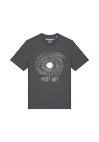 Grijze katoenen t-shirt met een witte graphic van het Melkwegstelsel en de tekst "MILKY WAY" eronder in een vet, modern lettertype.