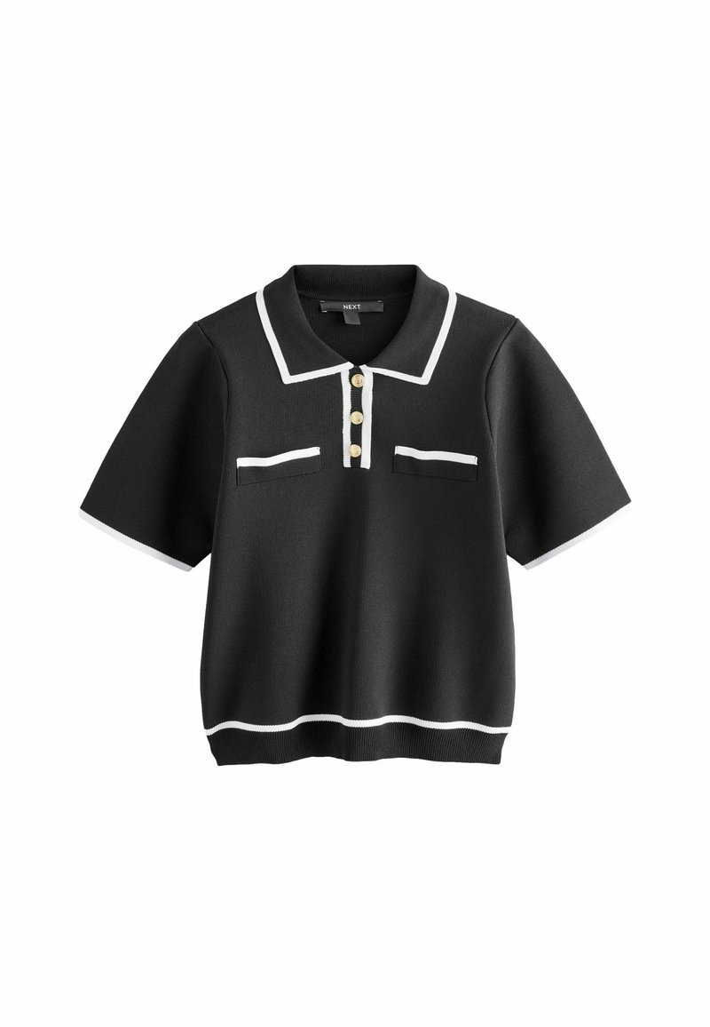 Schwarzes Poloshirt aus strukturiertem Material, mit weißen Akzenten, einer Knopfleiste mit drei Knöpfen und zwei Brusttaschen mit weißen Akzenten.