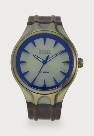 Runde Diesel-Uhr mit blauen Akzenten, einem hellen Zifferblatt, markanten Stundenmarkierungen und einem strukturierten, dunkelbraunen Lederarmband. Wasserdicht bis 5 ATM.