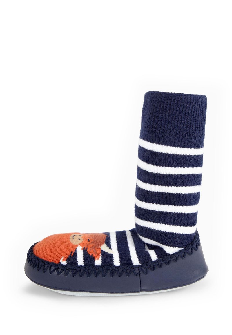 Marineblå hjemmesko med hvide striber, med et rød-orange løvedesign på tåen. Blødt stof med gummisål og stikning langs kanten.