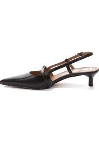 Mustasukka nahkainen slingback-kenkä, jossa on terävä kärki, matala korko ja leikatut sivut. Varressa on hihna ja pinta on sileä.