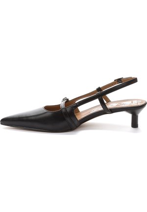 Scarpa slingback in pelle nera con punta affusolata, tacco basso e design con tagli sui lati. Presenta una fascia sopra il piede e una texture liscia.