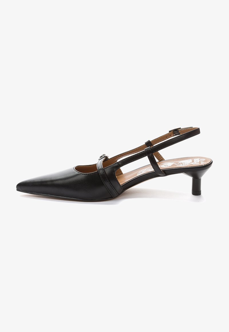 Mustasukka nahkainen slingback-kenkä, jossa on terävä kärki, matala korko ja leikatut sivut. Varressa on hihna ja pinta on sileä.