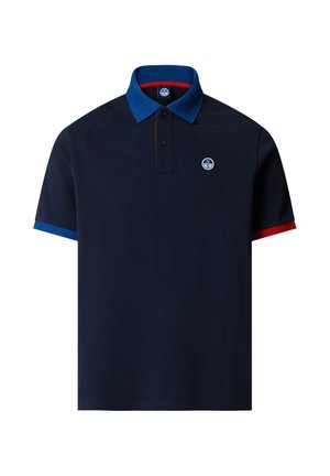 Marineblaues Poloshirt mit blauem Kragen, rotem Detail innen an der Knopfleiste, blauem Ärmelabschluss links, rotem Ärmelabschluss rechts und kleinem rundem Logo.