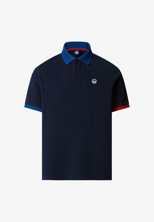 Polo navy con colletto blu, dettaglio rosso all'interno della patta dei bottoni, bordo manica blu a sinistra, bordo manica rosso a destra e piccolo logo circolare.
