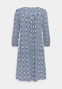 Robe bleu et blanc à fleurs, longueur genou, manches trois-quarts et taille froncée, vue de dos sur fond uni.