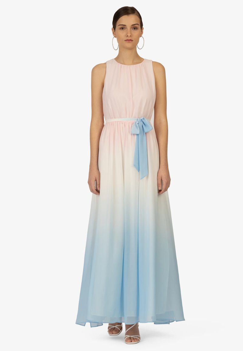 Langes, ärmelloses Kleid mit einem verlaufenden Farbschema von hellem Pink zu sanftem Blau, mit einem Bindegürtel in der Taille und fließendem Stoff.