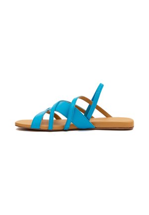 Sandalo basso con suola color cuoio e molteplici cinturini in pelle blu brillante, inclusa una fascia posteriore per il supporto del tallone, mostrato di profilo.