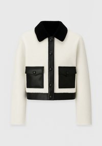 Veste courte en laine blanche et simili cuir noir. Comprend des boutons-pression noirs, deux poches avant et un col noir.