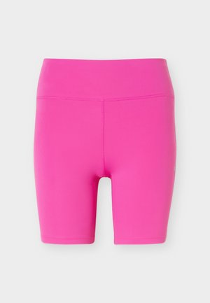 Φωτεινά ροζ ποδηλατικά σορτς με ψηλή μέση, επίπεδες ραφές και λείο, ελαστικό ύφασμα σχεδιασμένο για αθλητικά ρούχα.