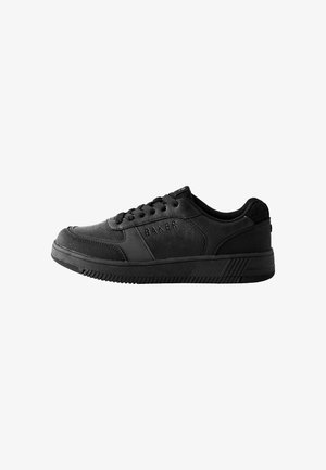 Baskets basses noires avec semelle texturée, laçage sur le devant et "BAKER" embossé sur le panneau latéral.