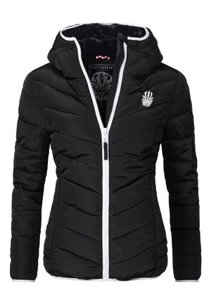 Schwarze Daunenjacke mit durchgehendem Reißverschluss, Chevron-Muster, weißem Reißverschluss und Kapuze. Verfügt über ein markiertes Emblem auf der Brust. Weiche Innenauskleidung.