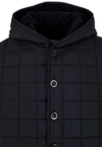 Svart polstret jakke med hette, kviltet mønster og fire knappelukkinger. Stoffet ser glatt ut med en matt overflate.