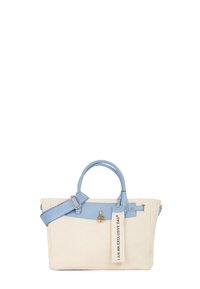 Borsa di dimensioni medie realizzata in tela color crema con dettagli in pelle azzurra chiara, manico intrecciato e un'etichetta decorativa. Dotata di una chiusura sicura.