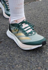 adidas Performance ADIZERO BOSTON 12 - Tenisice za cestovno trčanje - collegiate green/matte gold/sandy pink