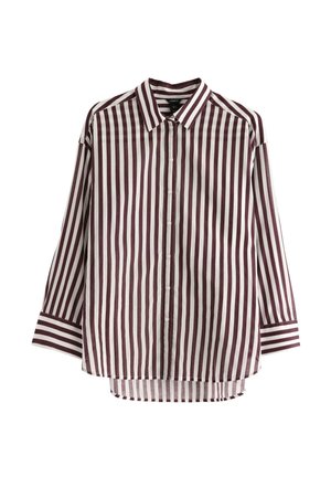 Langærmet skjorte med knapper, der har vertikale mørkerøde og hvide striber, klassisk krave og en buet kant med kontrasterende manchetter.