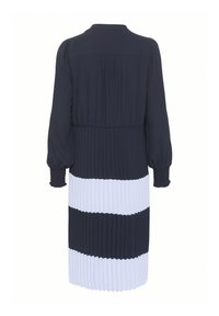 Jūras kara flotes kleita ar plecu baltām un jūras zilo svītrām, gariem piedurknēm, elastīgām aprocēm un piegulošu vidukli; gluda auduma struktūra ar izteiktu siluetu.