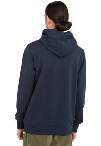 Navy Hoodie aus Baumwolle, mit einer großen Kapuze, gerippten Bündchen und Saum. Der Rücken ist schlicht ohne sichtbare Logos oder Muster.