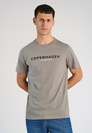 Graues Baumwoll-T-Shirt mit kurzen Ärmeln und rundem Halsausschnitt, mit "COPENHAGEN LINDBERGH" in Marineblau über die Brust gedruckt. Lässige Passform.