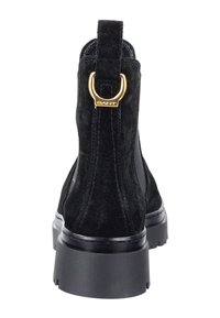 Czarny zamszowy botek za kostkę z grubą podeszwą, elastycznymi bocznymi panelami i złotą pętelką z tyłu, z fakturowanym wykończeniem.