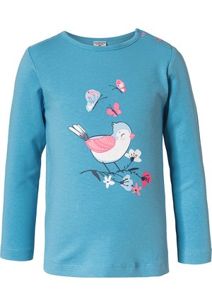 Blaues Langarm-Kinderhemd mit einem rosa-weißen Vogel, der auf einem Ast sitzt, und drei bunten Schmetterlingen darüber.