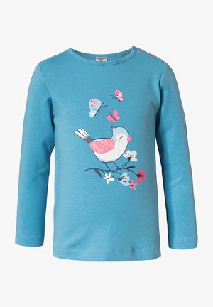 Blaues Langarm-Kinderhemd mit einem rosa-weißen Vogel, der auf einem Ast sitzt, und drei bunten Schmetterlingen darüber.