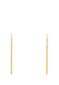 Goldene Ohrringe mit einem schlanken, länglichen Design, das eine strukturierte Oberfläche und einen polierten Finish aufweist, der eine glatte, reflektierende Qualität zeigt.