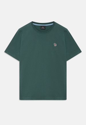 Mørkegrønn kortermet t-skjorte med rund hals og lite flerfarget brodert zebra-logo på venstre bryst.