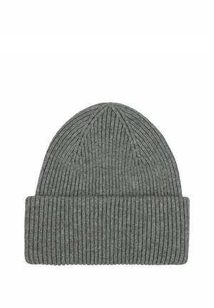 Gorro de punto acanalado gris con ala doblada, mostrado sobre un fondo blanco.