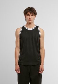 Schwarzes, ärmelloses Sporttanktop mit weißen gestreiften Akzenten am Hals und an den Schultern, aus glattem Stoff gefertigt. Einfaches, enganliegendes Design.
