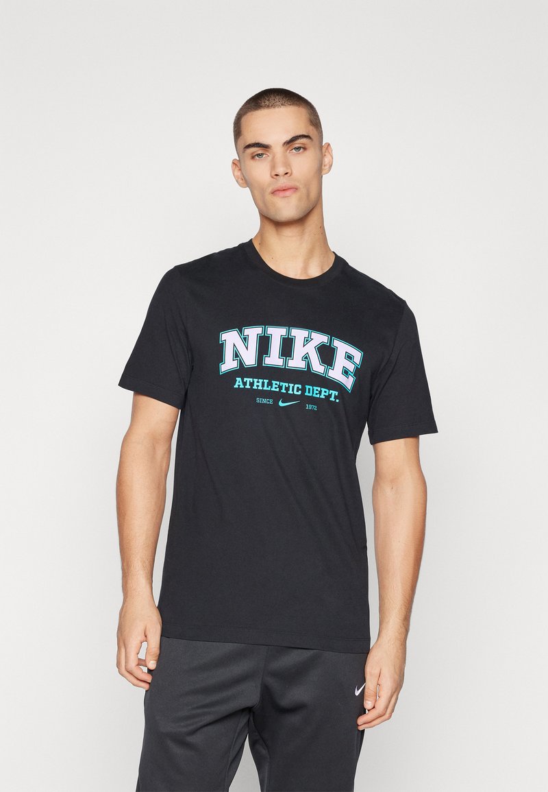Juoda medvilninė marškinėlių su ryškiu "NIKE" ir "ATHLETIC DEPT." užrašu šviesiai mėlyna spalva. Apvalus iškirpimas ir trumpomis rankovėmis.
